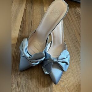DB Studios blue satin bow heels size 8 US NEVER WORN NEW.